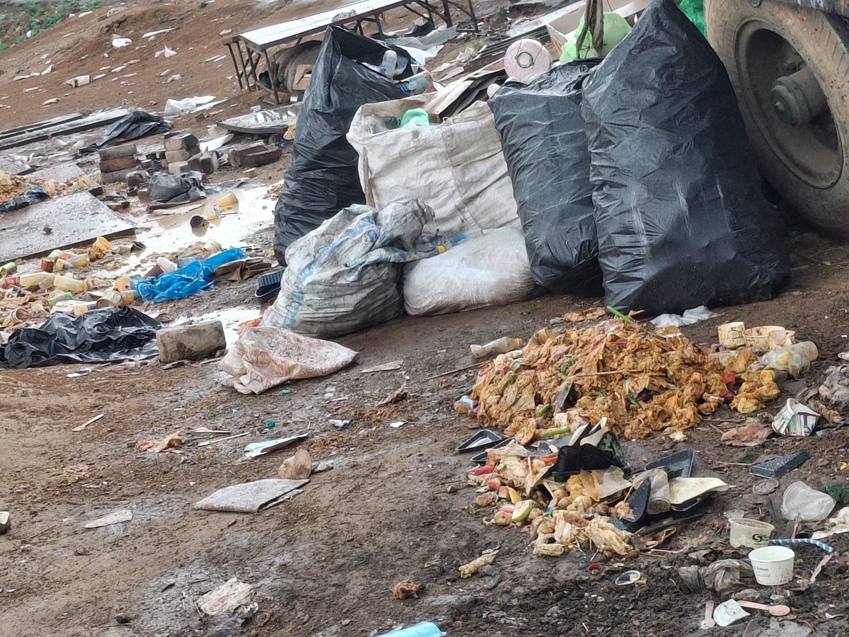 sumitmalik26's tweet photo. @MunCorpGurugram Shocking contrast between the modern offices in the background &amp; the filth on the ground at Sector 61 near rama marriage palace.Foul smell, mosquitos, insects. Living in gurugram is like living in hell. @cmohry @DC_Gurugram  please help.
#SwachhBharat #CleanCity https://t.co/oUdmmqMFue