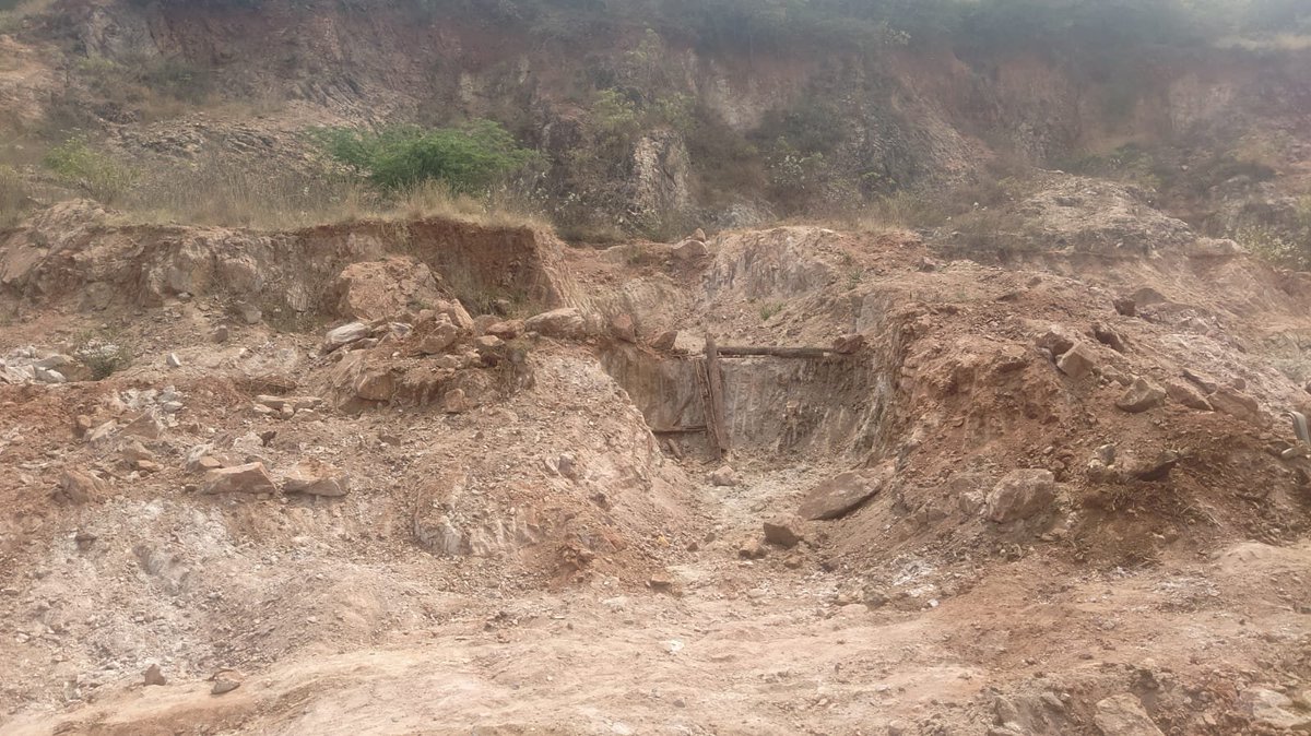 UttarandhraNow's tweet image. నూజివీడు , అమ్మవారిగూడెం లో కొండల్ని పిండి చేసిన మంత్రి కొలుసు పార్థసారథి అనుచరులు... 

పర్యావరణ మంత్రి గారికి ఉస్తాద్ భగత్ సింగ్ సినిమాకు టికెట్ రేట్లు ఎంత పెంచామో ముఖ్యం!

#SaveEnvironment #AndhraPradesh #PawanKalyan #UstaadBhagatSingh