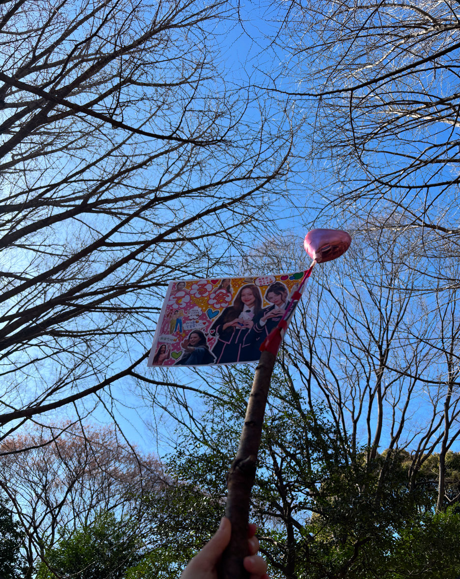 wall_e_tv's tweet photo. 今年のてる会みんな全身枯れ葉まみれになってアームストロングしてて愛おしいなと思いながら見てたんだけど、私もおしり枯れ葉まみれになってた🍂
あと、🦖は小さい子から海外の方まで人気🌏
#てる会 https://t.co/IeifP7kU3r