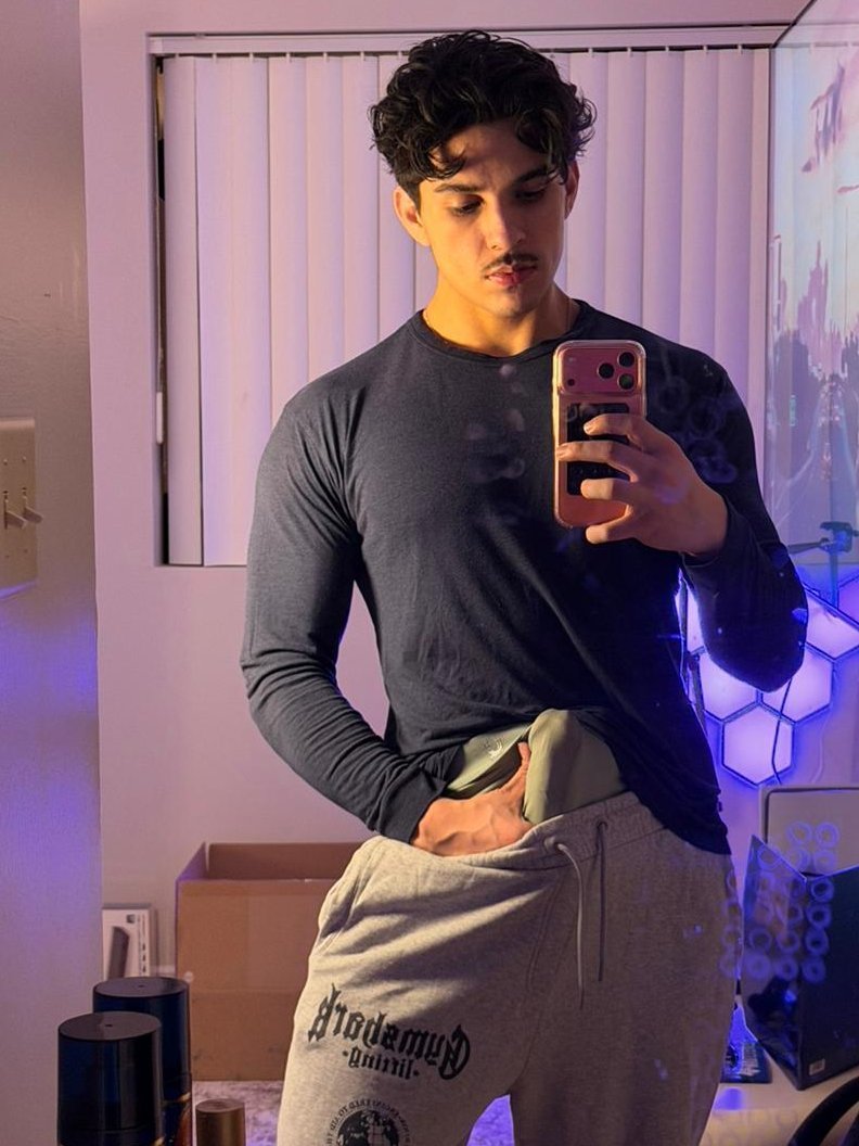 22yo and single.. 😕 I'll Probably be ignored, but Hi