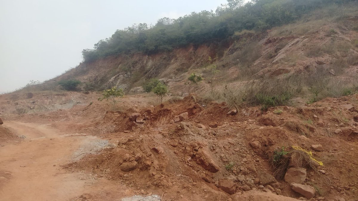 UttarandhraNow's tweet image. నూజివీడు , అమ్మవారిగూడెం లో కొండల్ని పిండి చేసిన మంత్రి కొలుసు పార్థసారథి అనుచరులు... 

పర్యావరణ మంత్రి గారికి ఉస్తాద్ భగత్ సింగ్ సినిమాకు టికెట్ రేట్లు ఎంత పెంచామో ముఖ్యం!

#SaveEnvironment #AndhraPradesh #PawanKalyan #UstaadBhagatSingh