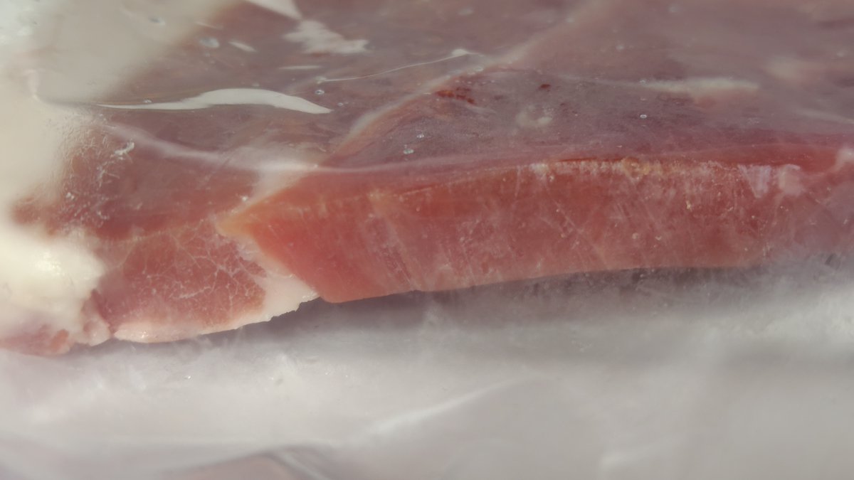 以前買った冷凍生ハム詰合せに
分厚い生ハムが入ってたので
それを解凍してそのままかじりついてみたんだけど
「なぜ生ハムが極薄に切られてるのか」が
分かったw(;'∀`)全然噛み切れないw

ブロック状に切って食べたら美味しかった😋 