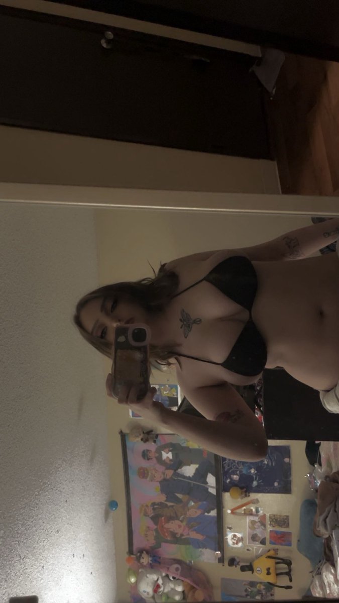 CosplaysDe15051's tweet photo. $zumiye i need 900 for concert tickets so who’s the lucky pig who’s gonna make that happen?? 🥺💕 
#paypig  #nsfwtwt https://t.co/7p0Xeb690A