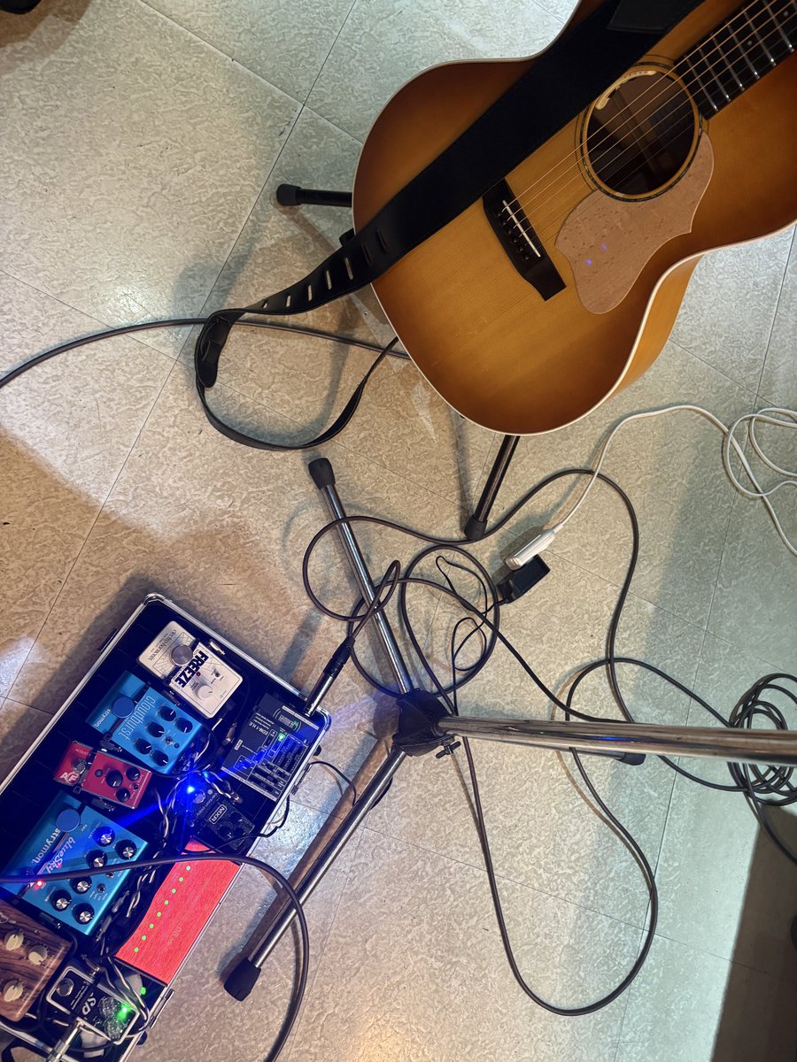 ノイズの原因を見つけました、電池ではなかったしケーブルでもない部分で必要な機材を買いました
音痩せやノイズ対策でケーブルやコネクタ類をある程度良い物に整えた結果、ギターを買えた気がします