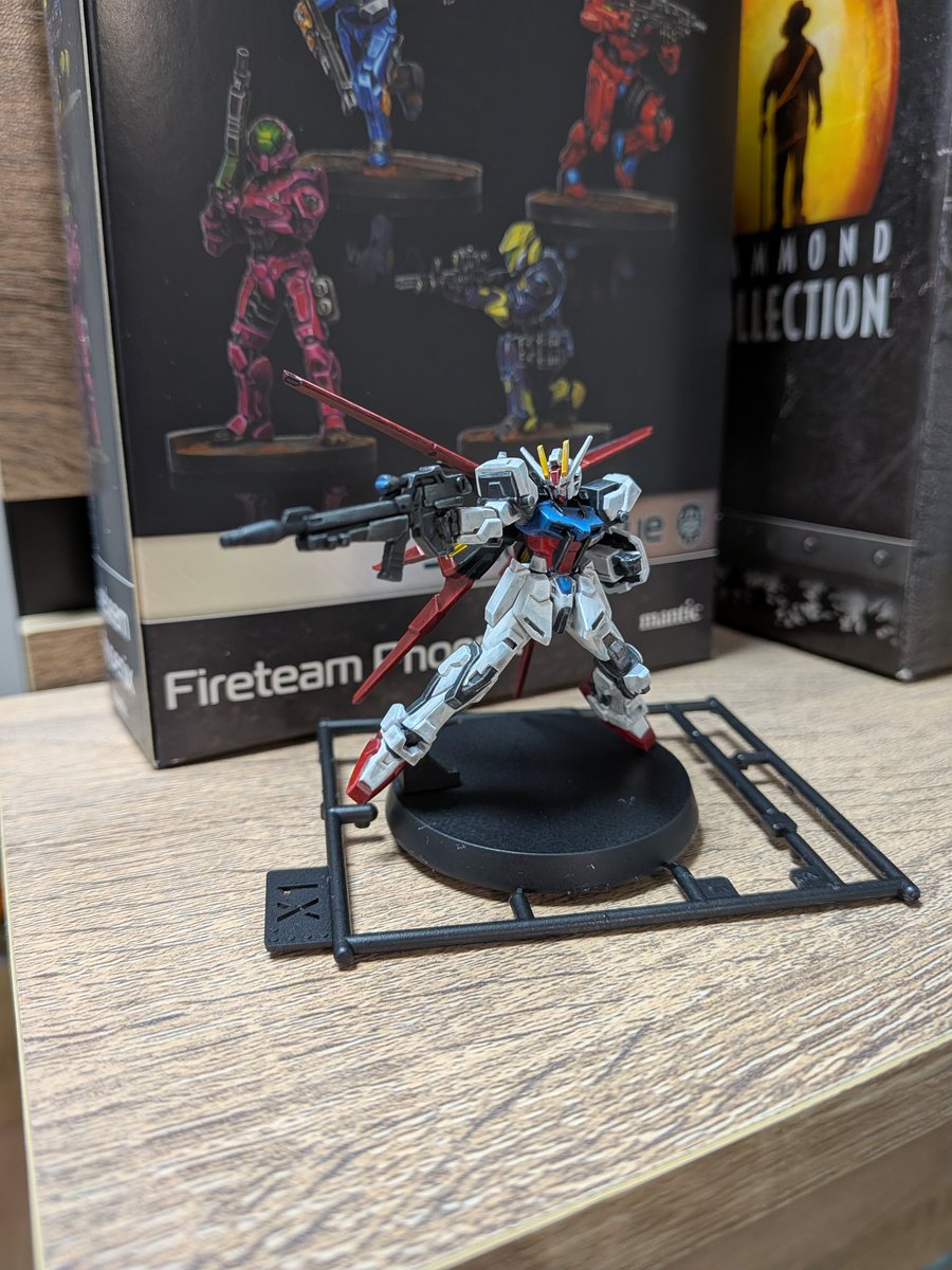 ni_wolves's tweet photo. 久々のミニチュア。
ガンダムアッセンブルのエールストライク。
白を頑張ると辛いのでシンプル仕上げ。
＃ガンダムアッセンブル
＃ガンプラ https://t.co/HTJwunISIU
