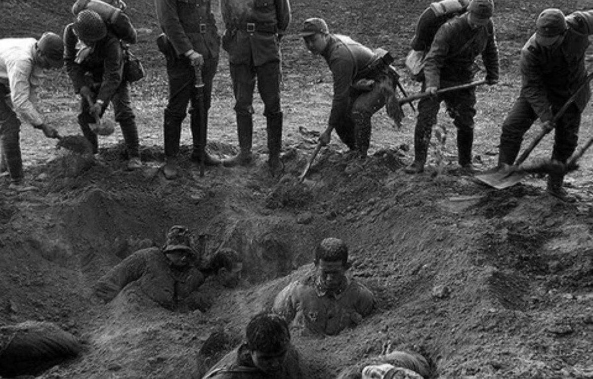 Japanese soldiers bury Chinese POWs alive. Sino-Japanese War, 1937.