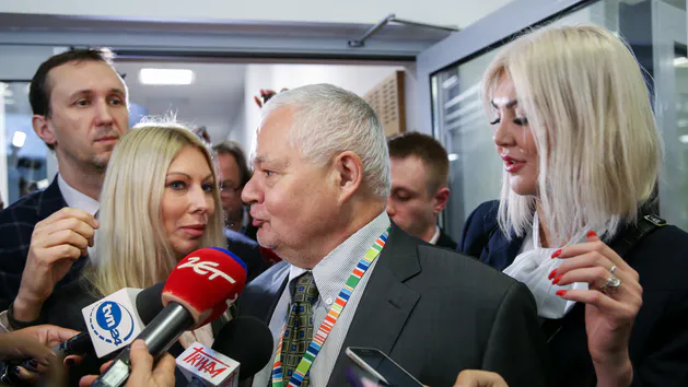 Pan profesor Glapiński jest giga chadem. W czasach kiedy bankierzy z USA latali na wyspę Epsteina, on ruchał tylko te dwie stare baby xD