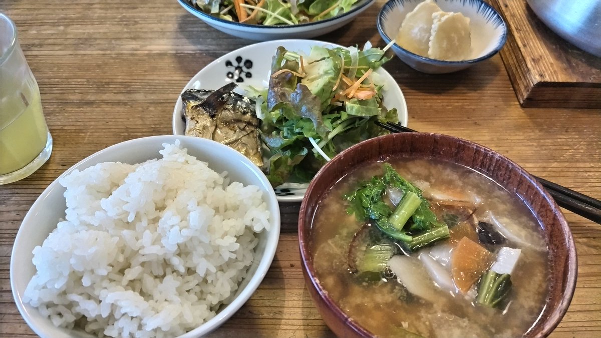 tam_ringg's tweet photo. 豚汁、鯖の塩焼き、アボカドと豆腐のサラダ、ご飯、お漬け物。今日も美味しくいただきました。  #朝ごはん https://t.co/I96TuAzRc3