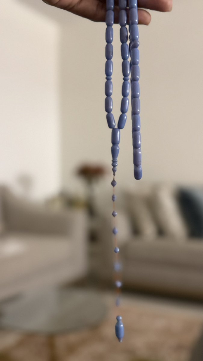 Kleedinho's tweet photo. على طاري خرز المسباح ومسباحي بيدي يقول الشاعر:

ختمت الطيش وسنيني لياليها خرز مسباح
فلت عمرها ليل وعجزت امساك باقيها 

على هالسياق كملت البيتين بـ:

كفاية ما جا منك وانا وافي ومرتاح 
بعض الجروح ان بغينا تروح مرواح غاليها https://t.co/N769n0yY0h