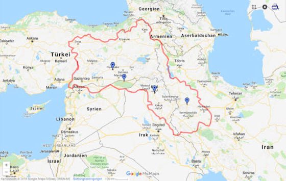 Rojava_Press's tweet photo. في الاونة الاخيرة بدأ بعض العنصريين من السوريين بتداول أخبار مفادها أن الكورد لا يفهمون بعضهم البعض وأن لغتهم خليط ، وايضاً بعضهم اتهم الكورد بان لغتهم هي اصلها اللغة ��لفارسية وانهم من بلاد فارس ، 

لنقوم بتبسيط الامور لهؤلاء الاغبياء ، 

اولاً :  لغة كورد تركيا وكورد سوريا وكورد دهوك وزاخو وبعض مدن كورد ايران هي نفس الشيء ولا يوجد بها اي اختلاف ( الكورمانجية )  ولدينا الصورانية التي هي اساساً مثلها مثل الكورمانجية باختلاف بسيط بالنطق .

رغم الحظر على اللغة الكوردية في كل مناطق الكورد ورغم ان التكلم بالكوردية كانت تعتبر جريمة يمكن ان تدفع حياتك ثمناً لها فلم ينسى الكورد لغتهم ولم تتاثر لغتهم بشيء بل الكورد يتكلمون مع بعضهم البعض في الدول الاربعة ( تركيا سوريا العراق ايران) دون اي مشاكل تذكر ، 

بينما السوريين الذين كانوا يدرسون العربية ويتعلمونها ويرونها ويتكلمونها بكل مكان ( الشامي لا يفهم الشاوي والعكس صحيح ) والسوري لا يفهم المصري والخليجي الا بالتواصل باللغة العربية الفصحى اما التواصل مع العرب في الدول المغاربية ف أنسى الموضوع نهائياً ، 

لو ان الحظر المفروض على الكورد مفروض عليكم كعرب لما كنتم تكلمتم كلمة واحدة عربية ( لواء اسكندرون العرب فيها لا يتكلمون كلمتين عربيات مع انها كانت سورية واهلها كلهم عرب وملاصقة للحدود السورية ) 
مثال .

الموضوع الثاني ( اللغة الكوردية لا تحوي كلمة عربية او تركية او حتى فارسية ) 

التشابه بين الفارسية والكوردية هو اقل من ١٠٪ 

بينما التشابه بين الفارسية والعربية ( والتي هي اساساً مسروقة من الارامية والسريانية ) هو ٤٠٪ 

اي اذا قام فارسي بتكلم جملة فيها ١٠ كلمات امام شخص عربي وكوردي احتمال ان يفهم العربي الجملة هو ٤٠٪ بينما الكوردي ف اقل ��ن ١٠٪ 

اما التركية فلا توجد فيها كلمة واحدة مشتركة مع الكوردية بينما اكثر من نصفها مشتركة مع العربية ( اما العبرية والعربية فحدث ولا حرج ) 

حتى بهذه انتم فشلة ومنافقون.