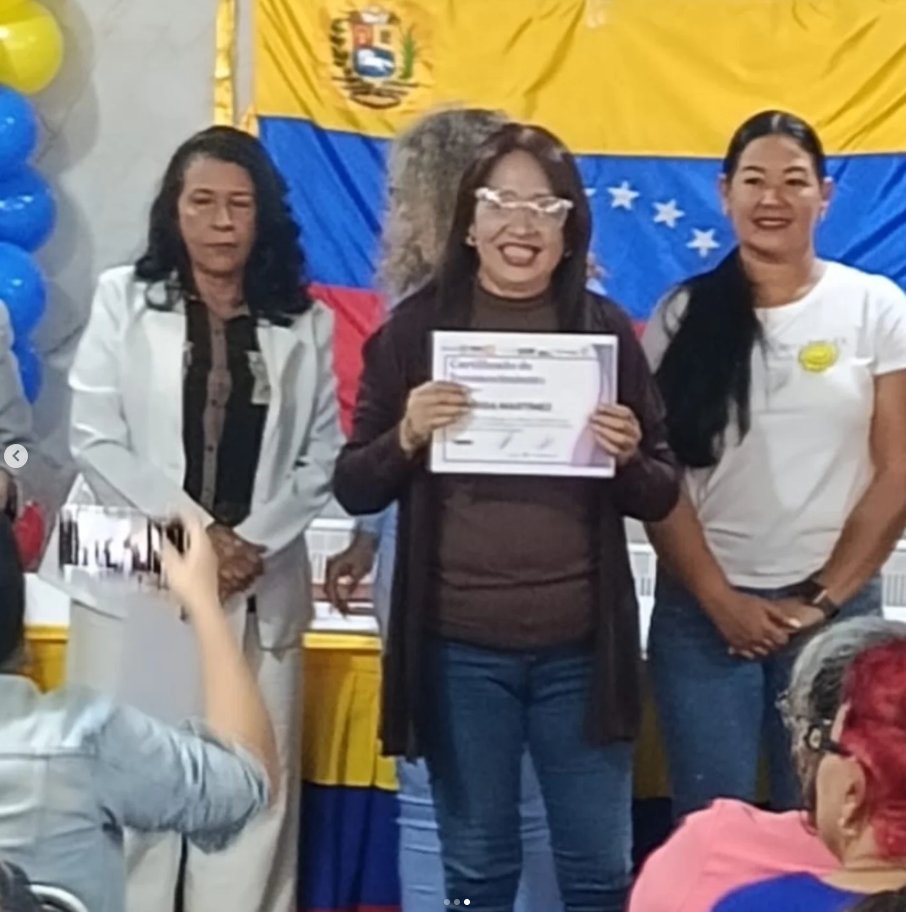 Girardot_ad's tweet photo. ¡Gran encuentro de reconocimiento a las mujeres de aragua!

A todas las mujeres que irradian luz, que florecen dondequiera que estén y que aman con intensidad: hoy y siempre, las celebramos.

Adelante.
@hramosallup @PieroMaroun @DrJoseTrujilloV https://t.co/Og1OrSPm1v