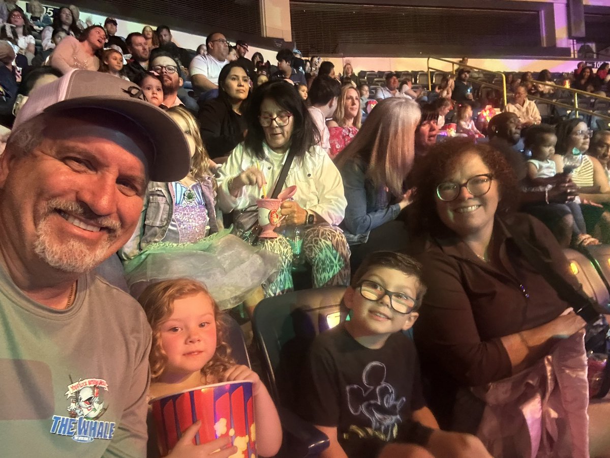 TmanStawicki's tweet photo. #disneyonice https://t.co/C32BY1nRVF