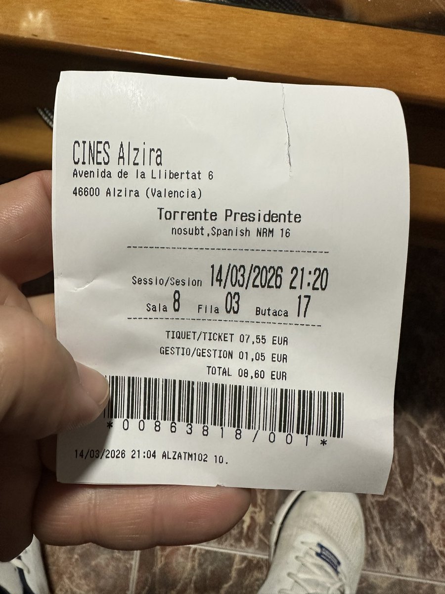 30SD001's tweet photo. @SSantiagosegura Impresionante !!! Hacía tiempo que no me reía tanto , gracias , gracias !!! Una camiseta de esas de las de torrente presidente estaría bien 2xl jejejejej https://t.co/cuFp22Mz4v