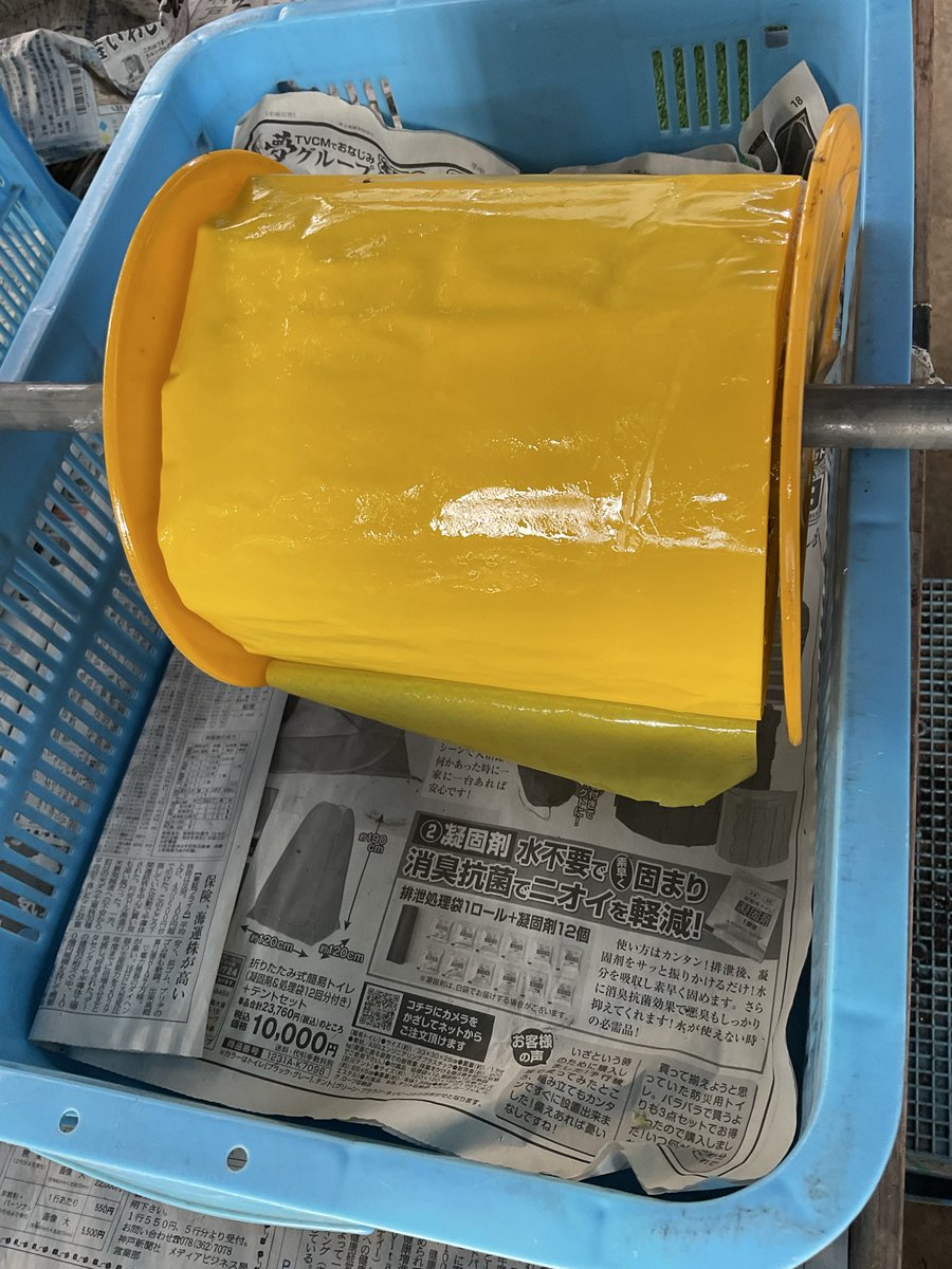 dadachi9's tweet photo. 捕虫シートのロールから自作していくよ。500枚ほど。。
すごい粘着で虫さん達はベッタベタつくけど、たまに自分の頭も捕まります。 https://t.co/BEnQKKekBU