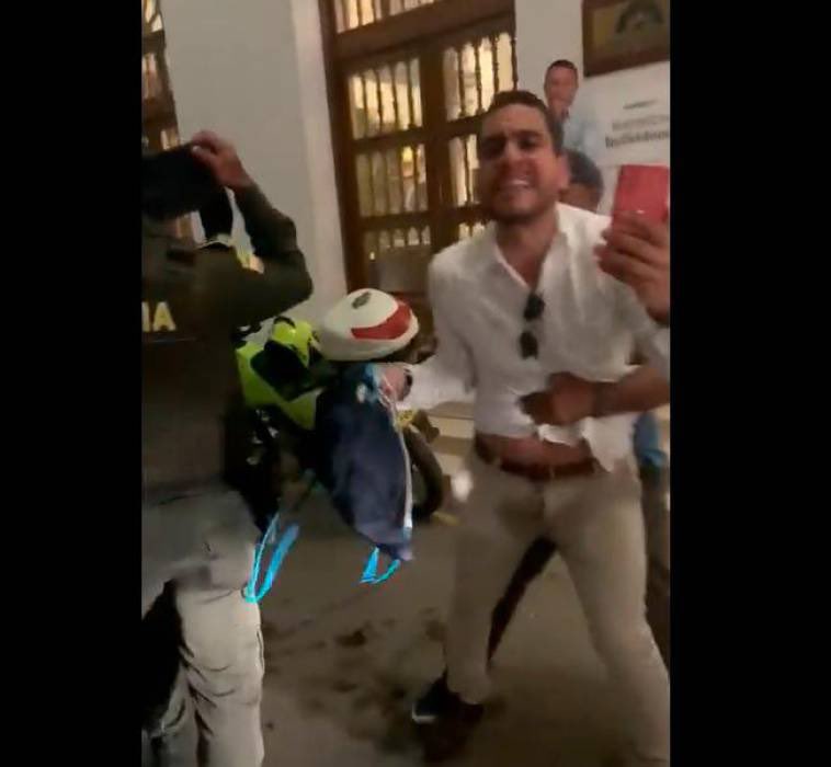 El mundo al revés: Un degenerado que mientras ingresaba una menor de edad a su habitación, decidió atacar a un policía y en el acto se orinó en los pantalones, queriéndonos dar lecciones de moral.