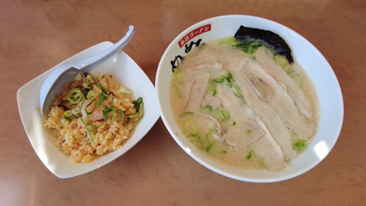 rikkinstyle's tweet photo. 😋

店名：#長浜ラーメン #めんめん
注文内容：#豚骨ラーメン＋#とんとろ＋#半チャーハン
お店のエリア：#福岡市博多区三筑

✨【めんめん】さん！

旨みのある脂も混ざり合っていて濃度も少しあり
豚骨の香りとコクもほどよくてマイルド👍

🌈動画 https://t.co/Cw6OV8UIG8🎥

#豚骨ラーメン
#menmen https://t.co/E20PX6QXRv
