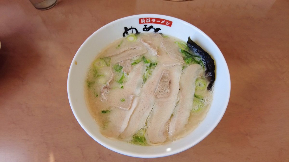 rikkinstyle's tweet photo. 😋

店名：#長浜ラーメン #めんめん
注文内容：#豚骨ラーメン＋#とんとろ＋#半チャーハン
お店のエリア：#福岡市博多区三筑

✨【めんめん】さん！

旨みのある脂も混ざり合っていて濃度も少しあり
豚骨の香りとコクもほどよくてマイルド👍

🌈動画 https://t.co/Cw6OV8UIG8🎥

#豚骨ラーメン
#menmen https://t.co/E20PX6QXRv