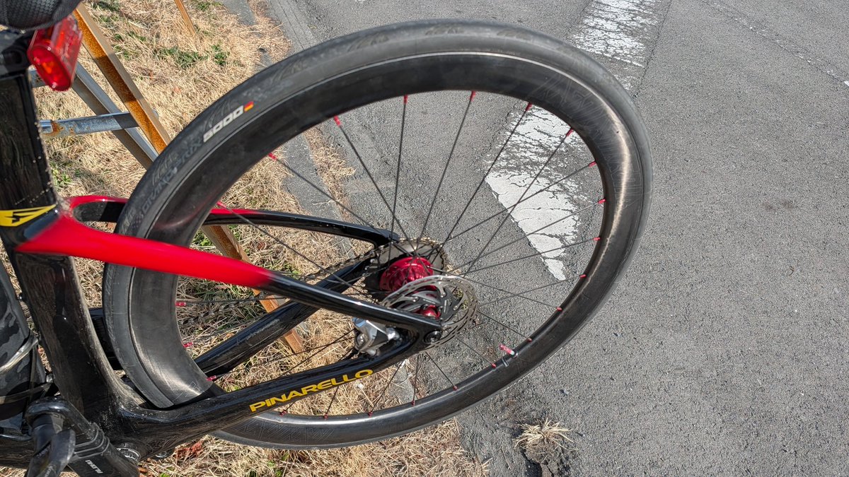 cyc_rouge's tweet photo. んで、アピってなかったですが、ホイール完成してまーす
GOKISOクライマーにLight BicycleのARIA45リムでCX-RAYで組んでます
リムは310gしかないのによく走るわーあんまりフライホイール効果ってないんだな、真円度を保つ剛性のが大事なのかなー
#gokiso #lightbicycle #sapim https://t.co/GomhD3UFtl