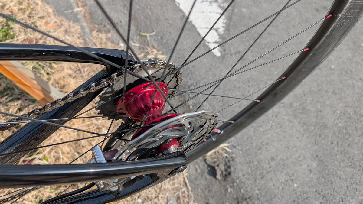 cyc_rouge's tweet photo. んで、アピってなかったですが、ホイール完成してまーす
GOKISOクライマーにLight BicycleのARIA45リムでCX-RAYで組んでます
リムは310gしかないのによく走るわーあんまりフライホイール効果ってないんだな、真円度を保つ剛性のが大事なのかなー
#gokiso #lightbicycle #sapim https://t.co/GomhD3UFtl