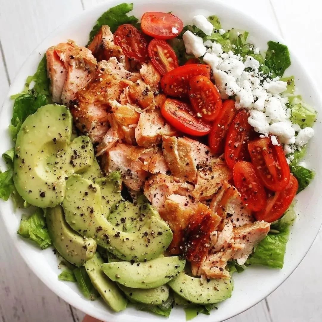 Lowcarbjiji's tweet image. 🥗 Chicken Avocado Protein Salad

🥑 Eating keto doesn’t have to be boring.
Get 1001+ guilt-free, fat-burning, delicious keto recipes in my FREE digital cookbook! 🔗 Tap the link in bio &amp;amp; download your copy now! 📚

#highproteinsalad #proteinmeal #healthyrecipes #lowcarbrecipes