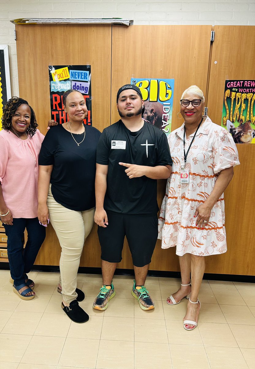 PamelaHubbard_2's tweet photo. “The greatest compliment a teacher can get is when former students come back to visit. Proud of this young man as he begins his journey into the military!” @AldineISD https://t.co/9ty197Ik2m
