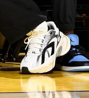 JustFreshKicks tweet media