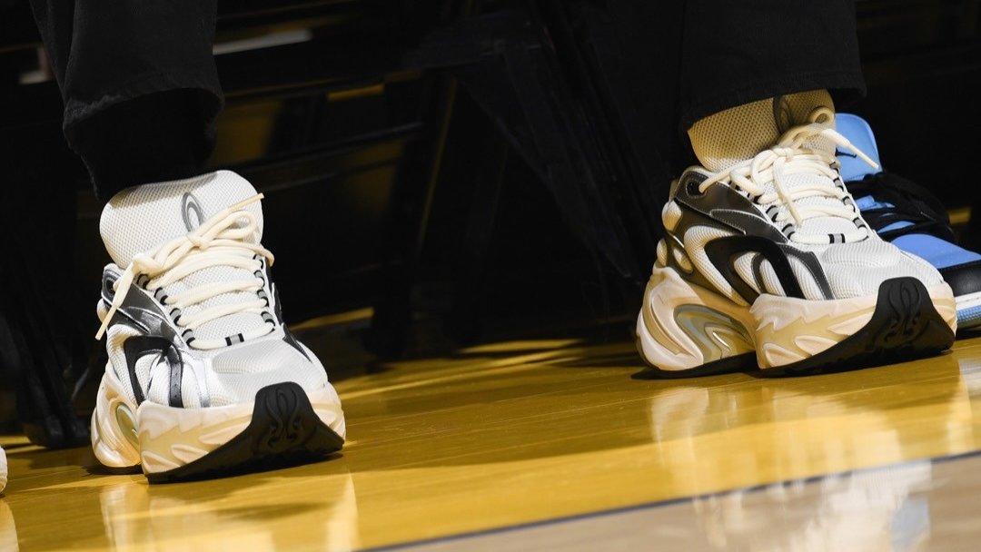 JustFreshKicks tweet media