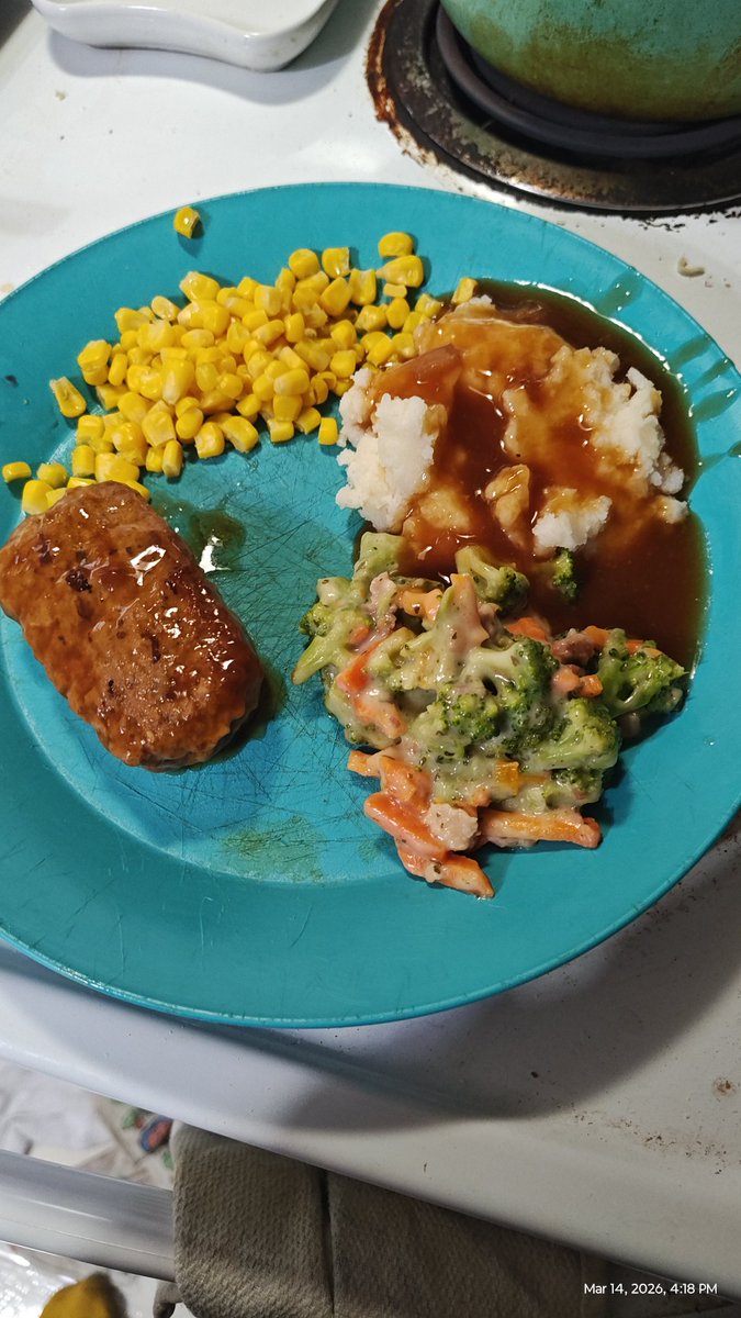 TomRodg35217438's tweet photo. Meatloaf and gravy, garlic mashed potatoes corn,and bacon ranch broccoli and carrots https://t.co/KVP54ZTqUP
