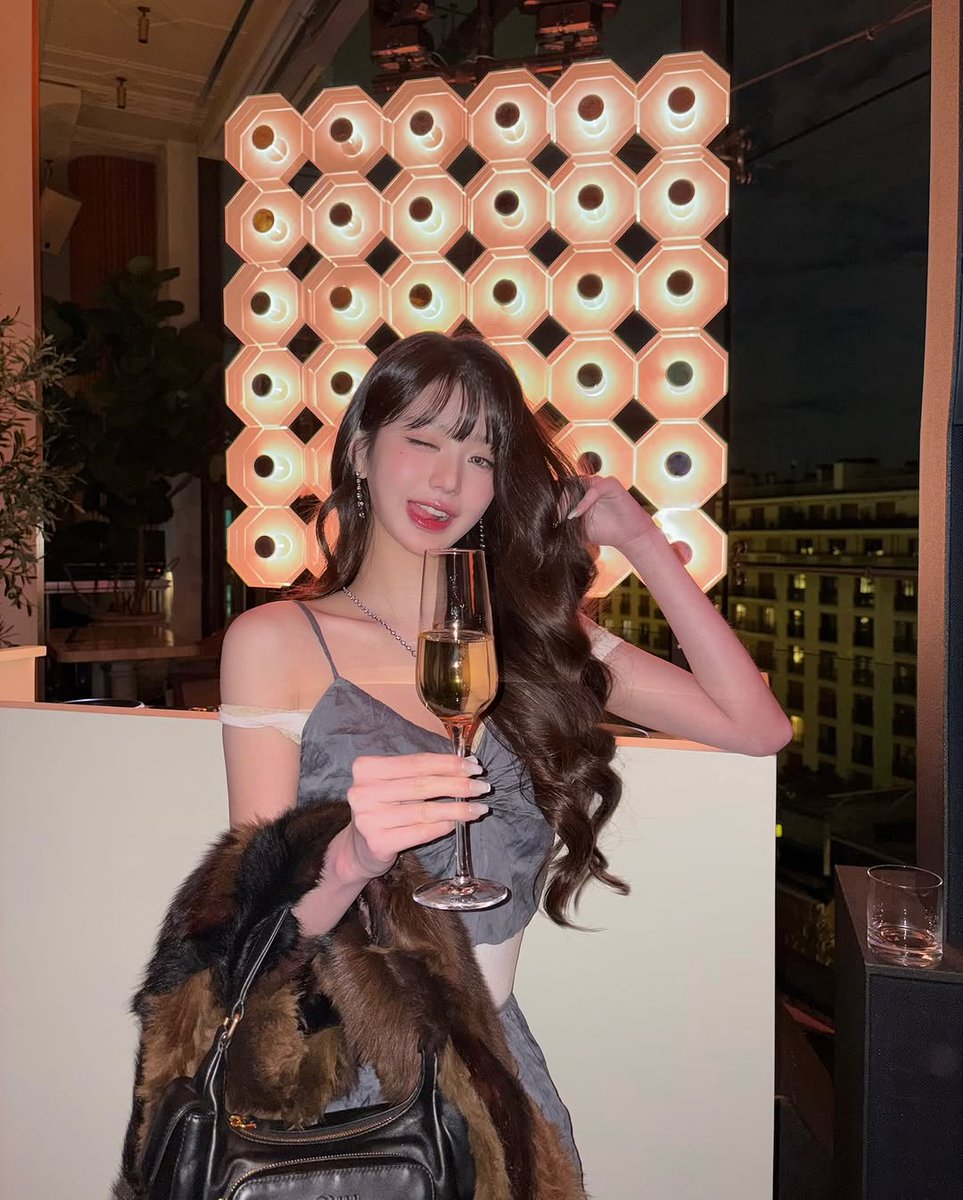 251008 Happy holiday! 🍷 
 
#장원영 #JANGWONYOUNG