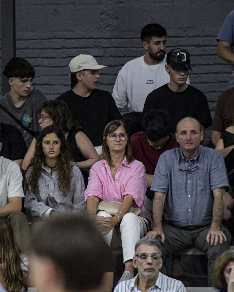 FormativasFUBB's tweet photo. 🫂 En familia 

Noche de final. 

#LDD🏀 https://t.co/vjLf4yf5Sn