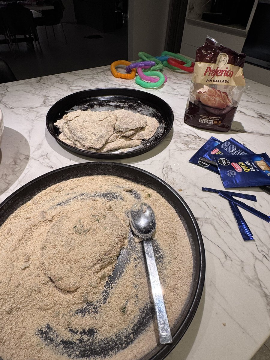 maguiurres's tweet photo. Si mi marido se va de viaje con amigos yo el sábado a la noche la descontrolo:

*empana milanesas* https://t.co/ohNLZdhOR5