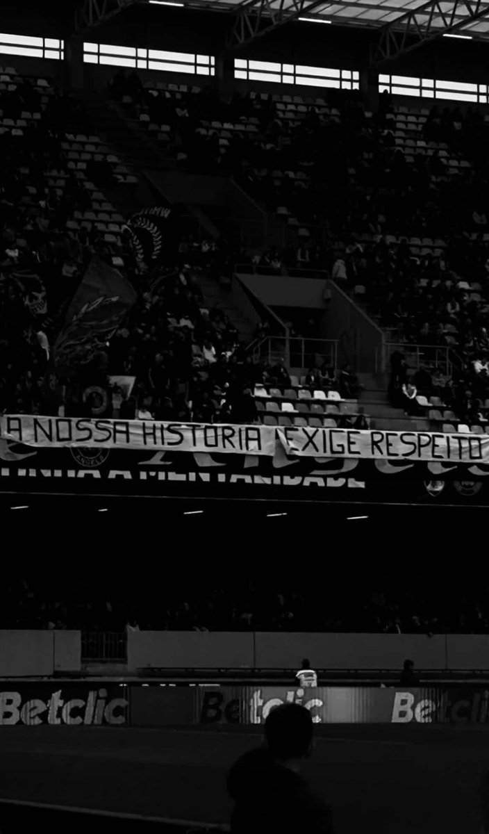 Mais uma situação que demonstra a repressão que se faz sentir nos nossos estádios. 

Hoje, um grupo de apoio do Vitória colocou esta frase, mas de seguida a polícia exigiu a sua retirada.

Uma frase sem qualquer tipo de provocação ou palavra inadequada...