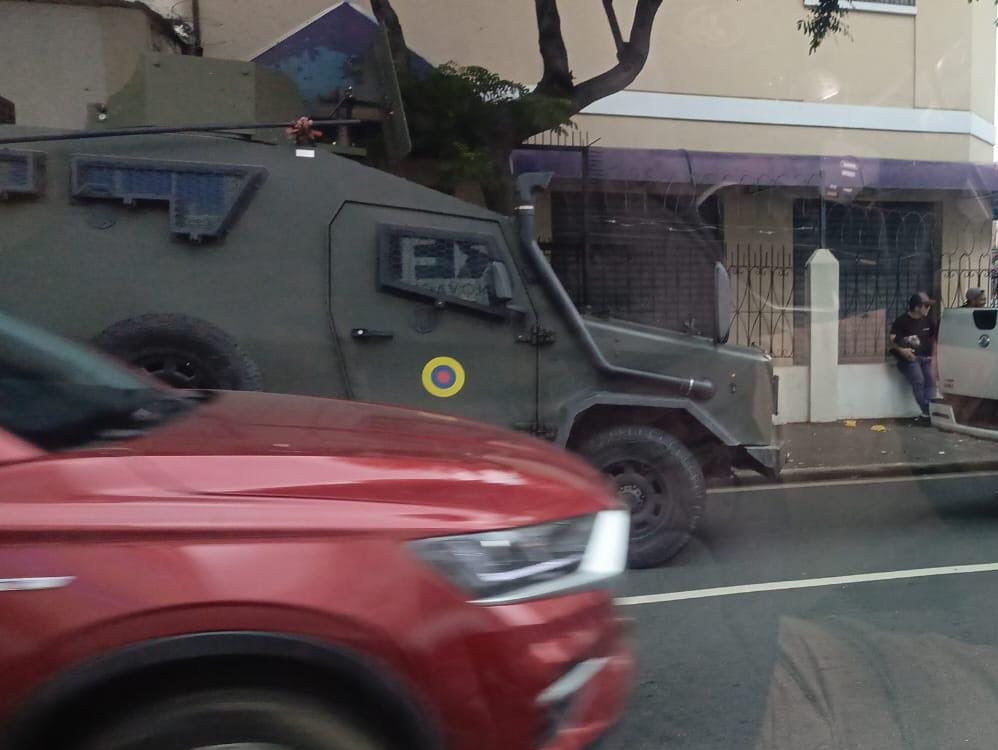 #DictaduraEnEcuador 
Militares rodeando la sede de <a href="/RetoEc/">Renovación Total</a> durante su Asamblea Nacional, mientras #Guayaquil sigue dominada por el crimen.

Las FF.AA. deben proteger a la ciudadanía, no intimidar a los opositores políticos. 
¡#RETO por la patria!

<a href="/Rauli_Chavez/">Raúl Chávez</a>, <a href="/taticoronelf/">TatianaCoronel</a>