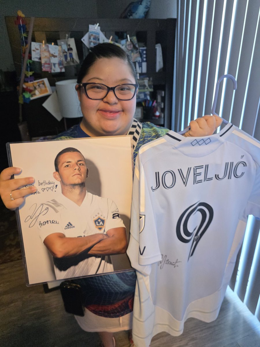 Emma is ready for an <a href="/LAGalaxy/">LA Galaxy</a> win today, though her heart is divided by her loyalty to <a href="/JoveljicDejan/">Dejan Joveljić</a> 😀. She's also wearing Novak gear in her quest to get his jersey...