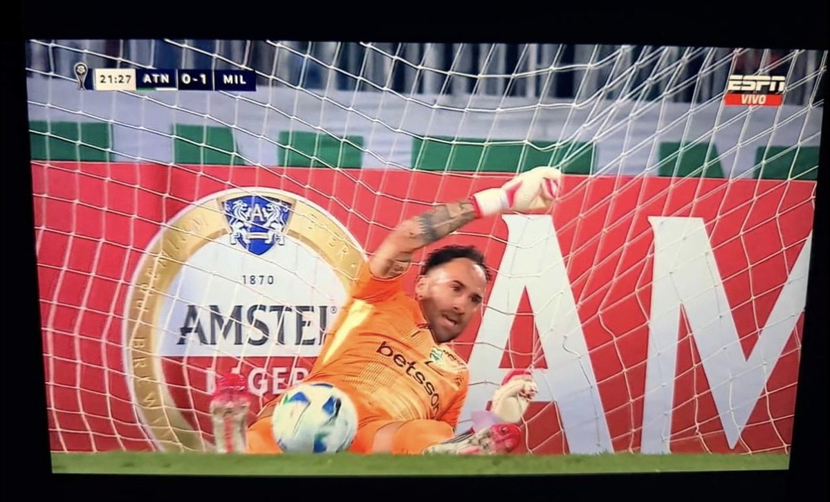 Sir0512's tweet photo. @Rickardrocka @BorisGuaic51233 @SanMarinoTeam El del Tucu tenía al arquero un poco más atrás. 👍🏼 https://t.co/HLVRhdZl9t