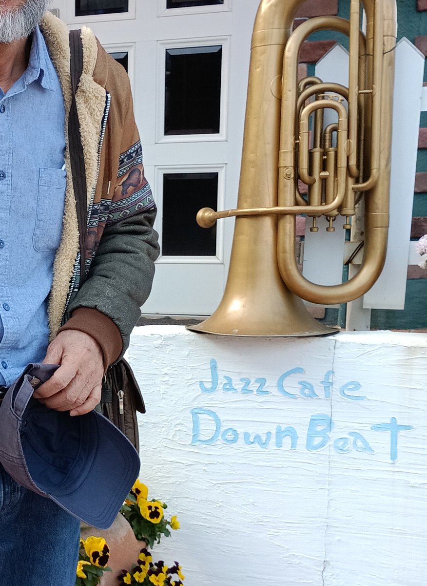 One warm spring day, I had coffee with a friend at my favourite Café.  We spent a good time for music.
#jazz #cafe
春の陽気に誘われ、友達と路線バスで出かけた。バスの乗るのは久しぶりで、旅気分になる。お気に入りのジャズカフェで、美味しいコーヒーを一杯。
#ジャズ　#カフェ