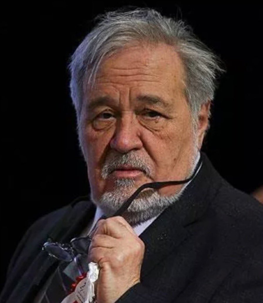 Yanlışa yanlış demeliyiz. Adam Gelibolu’ya defnedilmeyi vasiyet etmiş. Oraya gömülmeliydi.
Hatasıyla sevabıyla hesabını Allah’a verecek..
Kamal tarafından kapatılan Ayasofya’nın esaretten kurtarılıp açılmasına karşı çıkan adamı üstelik Fatihin kabrinin yanıbaşına gömmek de ne