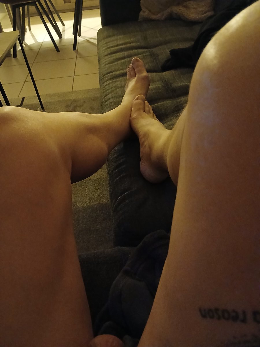 davecron2's tweet photo. Good night everyone...last picture before going to bed #legs #feetlovers #me #almostbedtime #feelfreetodm https://t.co/sfBFeoBJsJ