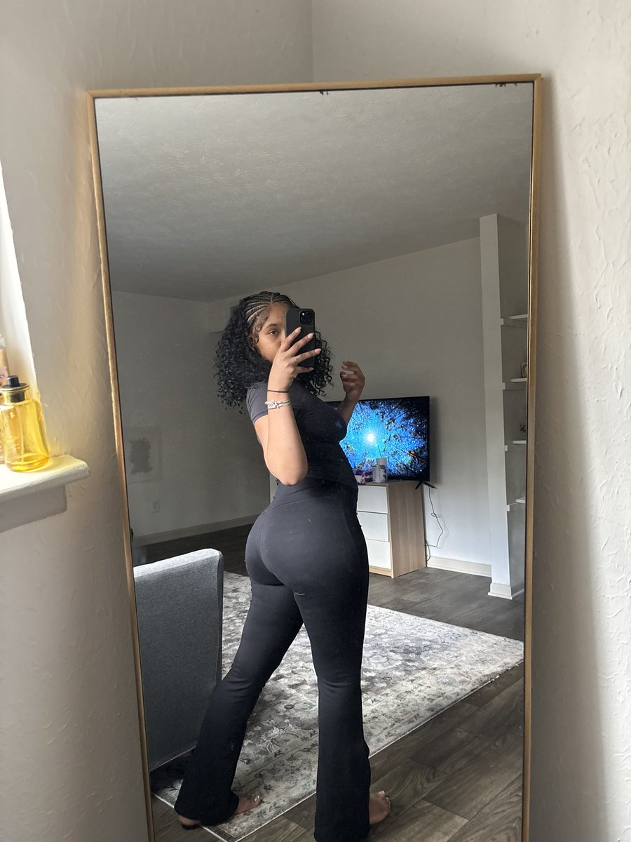 loshethemuse's tweet photo. shawty bad af ass fat af https://t.co/drIzP7zDF7