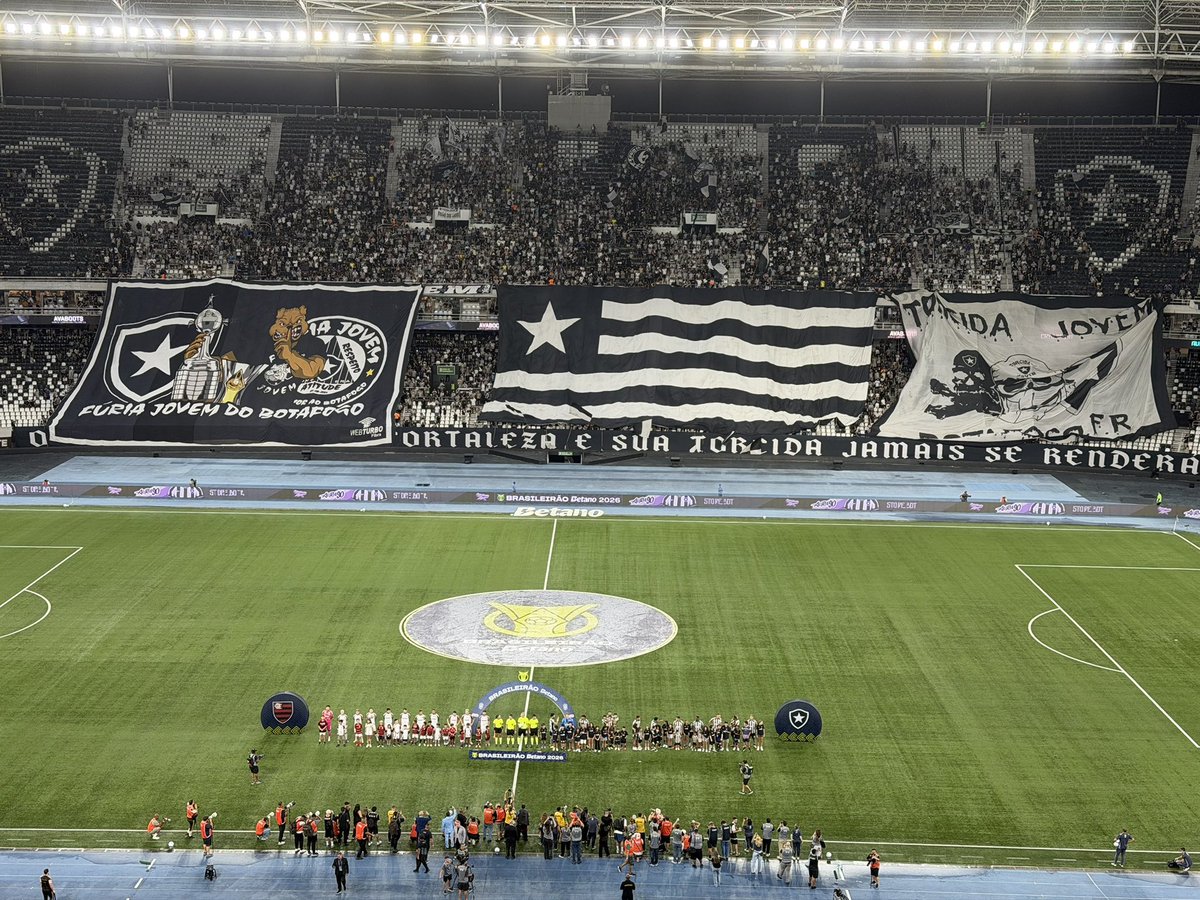 soyyleticia's tweet photo. Botafogo x Flamengo, pelo Brasileirão. Bandeirões nas arquibancadas do Nilton Santos. https://t.co/D3m2gt5TBr