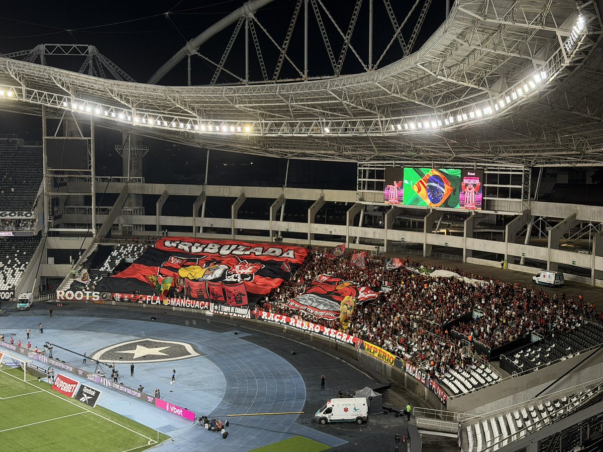 soyyleticia's tweet photo. Botafogo x Flamengo, pelo Brasileirão. Bandeirões nas arquibancadas do Nilton Santos. https://t.co/D3m2gt5TBr