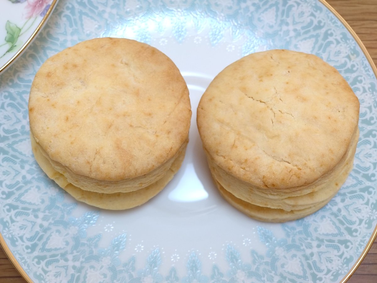 macaron3ki_tea's tweet photo. 日曜の朝クリームティー
レモン&ハニー /w milk #dilmahski
famfamリッチハニープレーンスコーン
自作クリーム #creamfirst
金山駅前にアンテナショップがあり、昨日はスコーン売ってて見てみたら、あまりのビジュの良さにビックリした。スマホ撮って出しだと伝わらないかもだけど
紅茶は蜂蜜🍯意識 https://t.co/8KP7R8flZS
