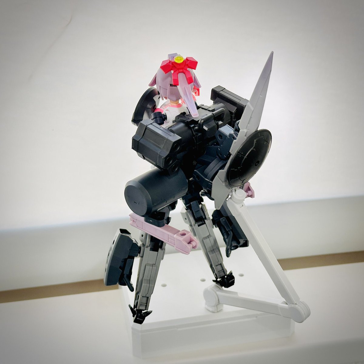 shone_pla's tweet photo. 【RB-02 バニーバリスタ】
小型機動ユニットに重砲撃システムを搭載した特殊兵装。
背部のB.U.N.N.Y SYSTEMが火器管制を行い
圧倒的な砲撃支援能力を発揮する。

通称
「跳ねる重砲」

 #30MS 
 #第3回30MS選抜オーディション https://t.co/JXTP46ub9F