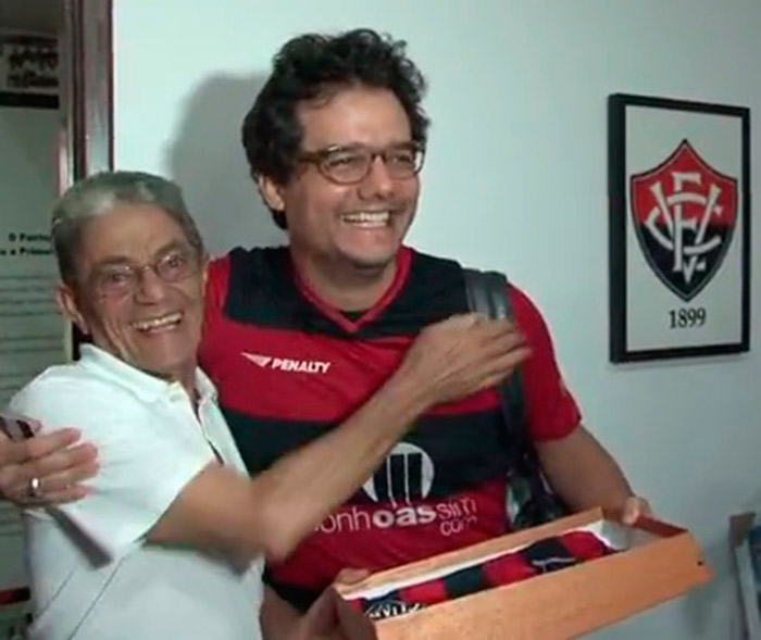 oficialmanualjr's tweet photo. "Torcer pro Vitória foi uma decisão que eu tomei.
E isso é uma coisa muito importante na vida de uma pessoa. Quando você escolhe o time que você torce, define um pouco quem você quer ser na vida. Eu gostei de ter escolhido o Vitória e acho que ser torcedor do Vitória me define também de alguma maneira."

- Wagner Moura