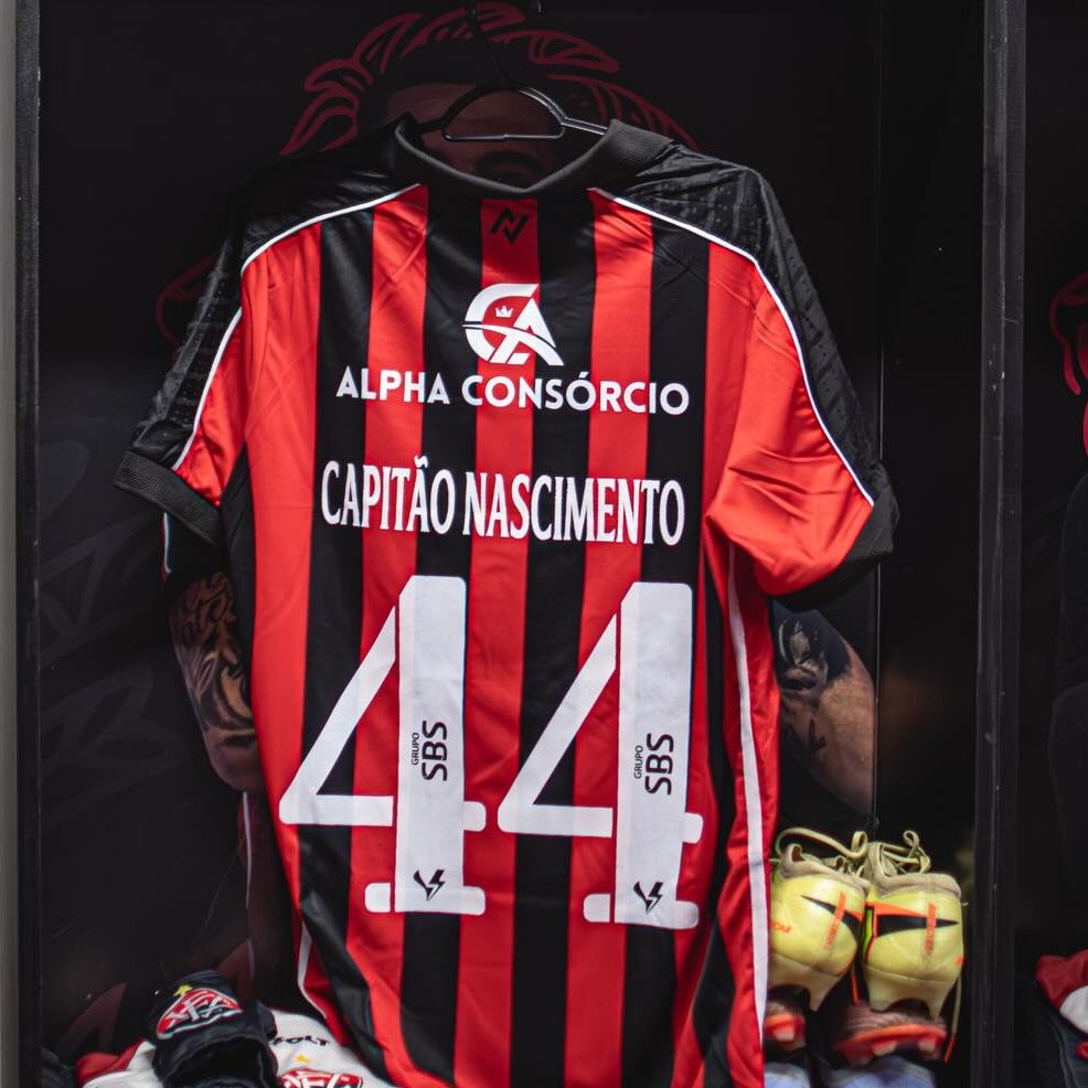 oficialmanualjr's tweet photo. "Torcer pro Vitória foi uma decisão que eu tomei.
E isso é uma coisa muito importante na vida de uma pessoa. Quando você escolhe o time que você torce, define um pouco quem você quer ser na vida. Eu gostei de ter escolhido o Vitória e acho que ser torcedor do Vitória me define também de alguma maneira."

- Wagner Moura