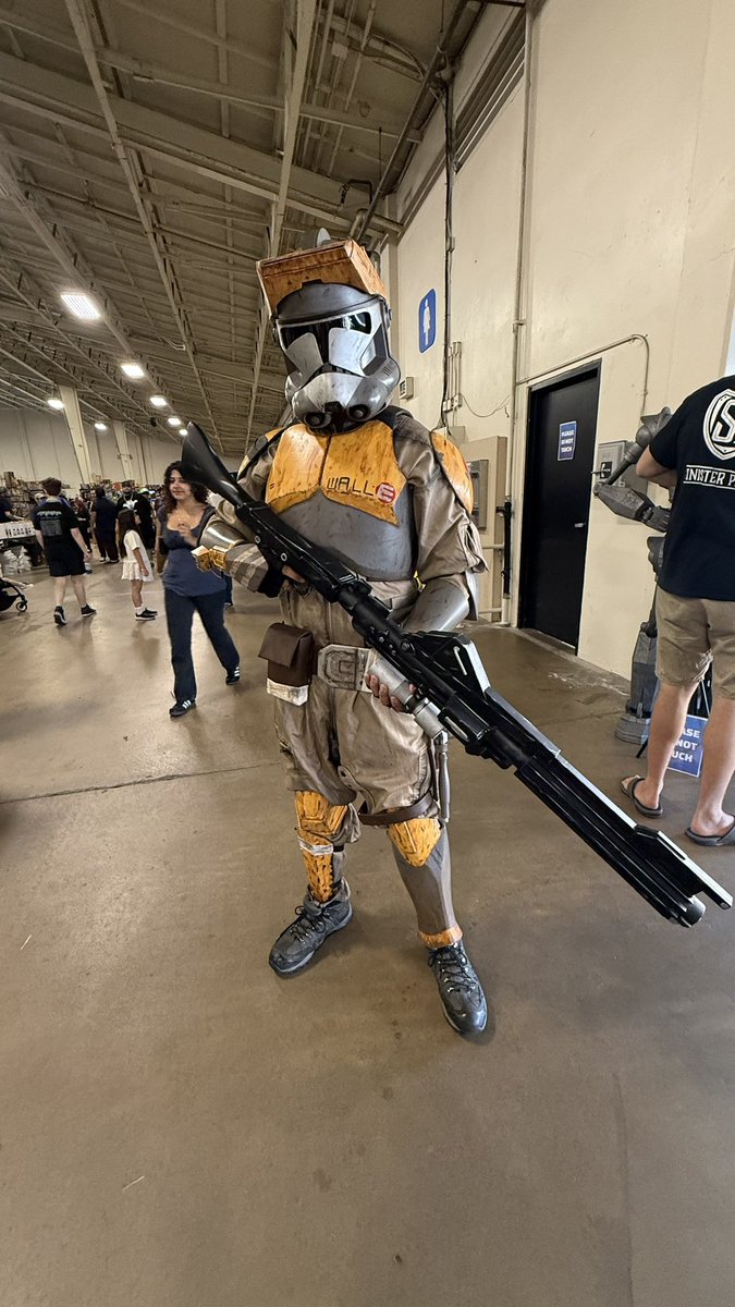 ParksAndCons's tweet photo. The WALL-E division is checking in #SDRocketCon #Cosplay https://t.co/Q2gULm9kiL