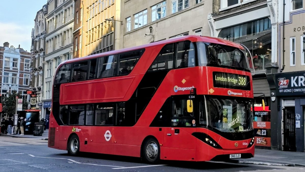 WC2512's tweet photo. Red as far as the eye can see.. 🍒
@Go_Ahead_Lndon EH58 - YX16 OCP at #Leadenhall working a 35 service heading to #Shoreditch.
#StagecoachLondon 12514 - SN16 OJD working a 338 service heading to #LondonBridge. https://t.co/XruFxSkb2F