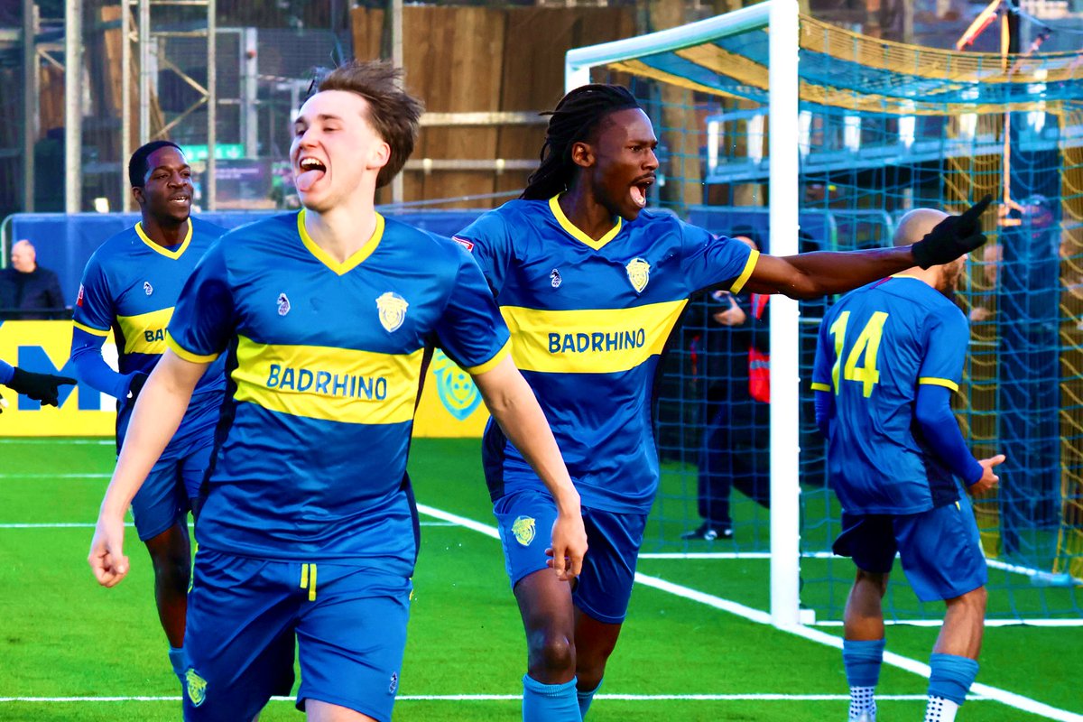 Jayphoto1993's tweet photo. Moments like this make football unforgettable! ⚽🙌 #SpaldingUnited #NonLeagueLife #celebrations @SpaldingVoice @LincsOLSport @SpaldingUnited @TulipSC23 @NonLeaguePaper #maychday #FootballPhotography https://t.co/9EsBBu70p4