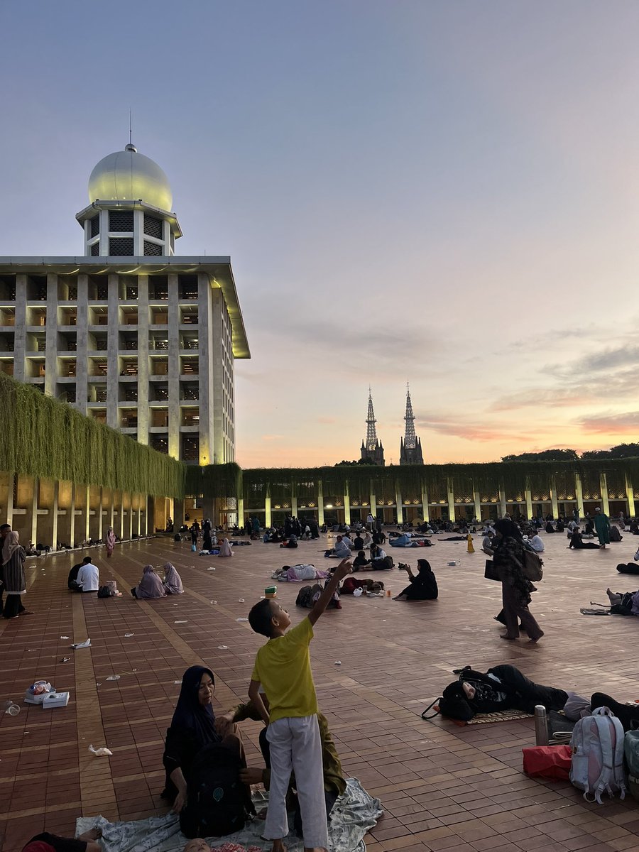 the rill ayat Al Qadr ayat 5: Salamun hiya hatta matlail fajr", "Sejahteralah (malam) itu sampai terbit fajar"