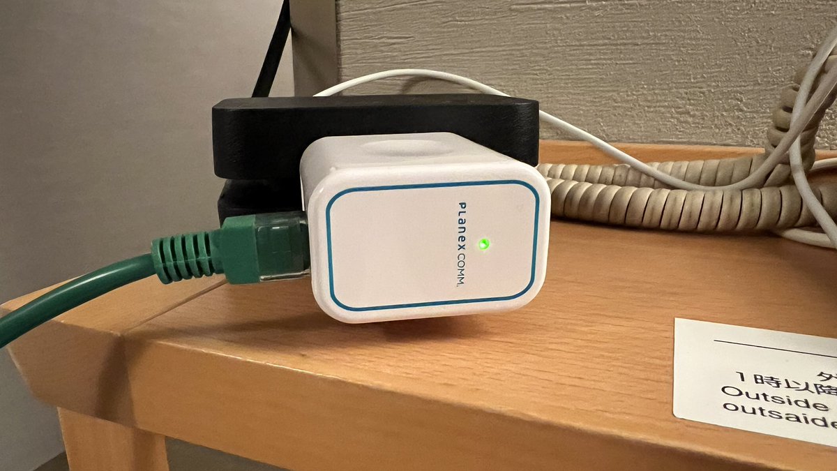 bijihoJP's tweet image. 昨日泊まったホテルのwifiが不安定だったので、プラネックスのちびふぁい4を利用。LANケーブルさして、電源コンセントに入れるとLANのネット回線利用した即席wifi環境ができる。
本体が熱くなるのがちょっと心配だけど、痒い所に手が届くガジェットで便利！

#planex #ガジェット